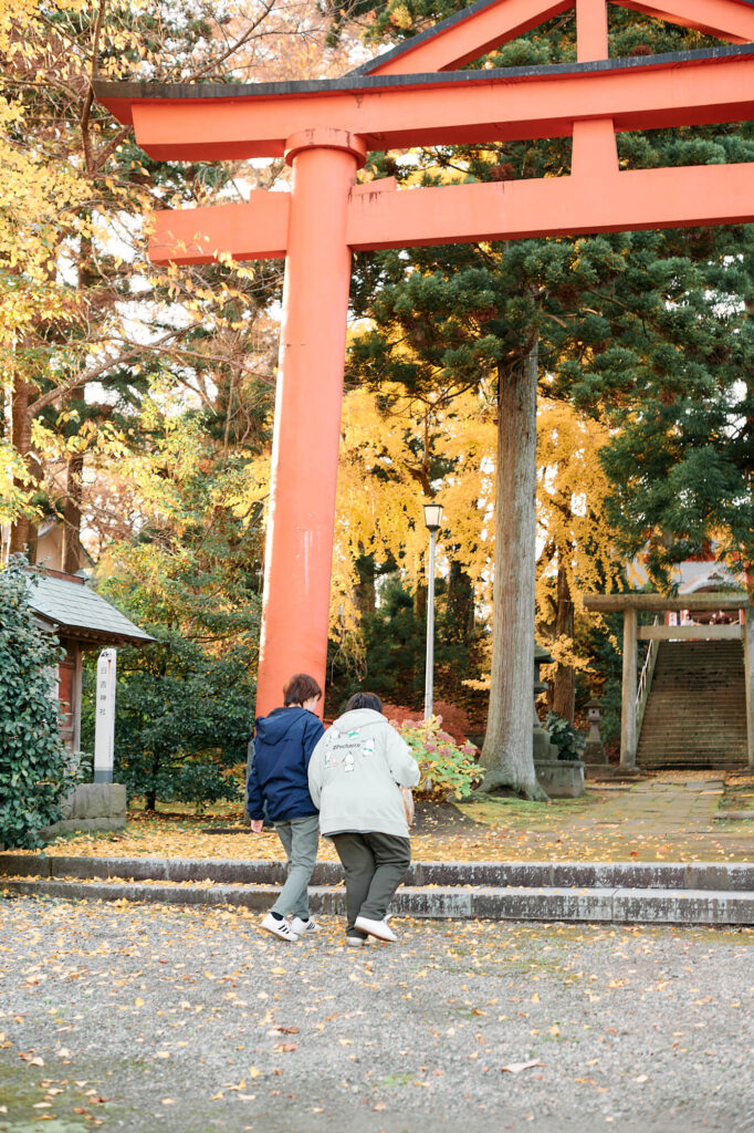 神社を散歩する戸島さんと晶子さん